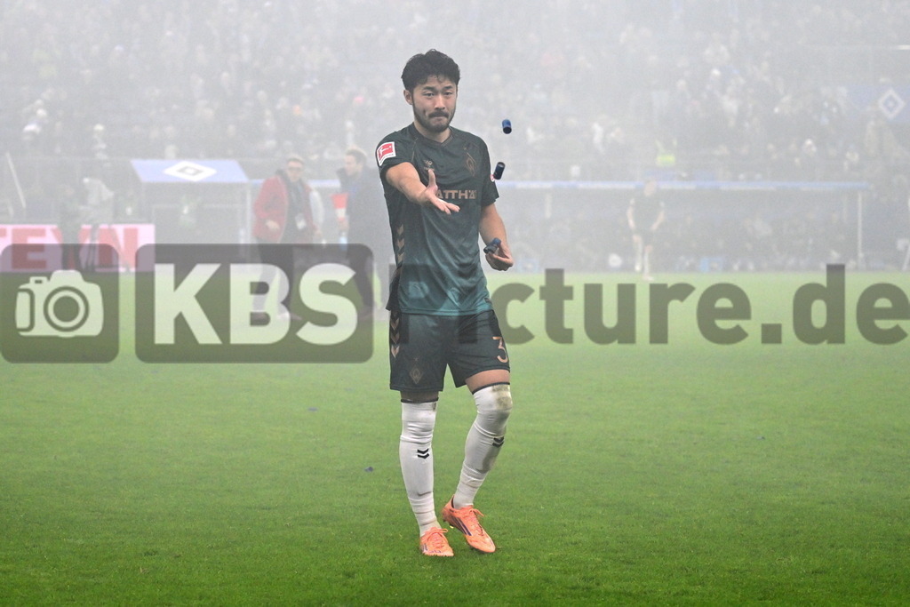 KBS Picture_HSV-WerderBremen_016 | Sugawara Yukinari (Werder Bremen) entfernt die Huelsen von den Bengalo ,Sportplatz :  Volksparkstadion, - Realisiert mit Pictrs.com