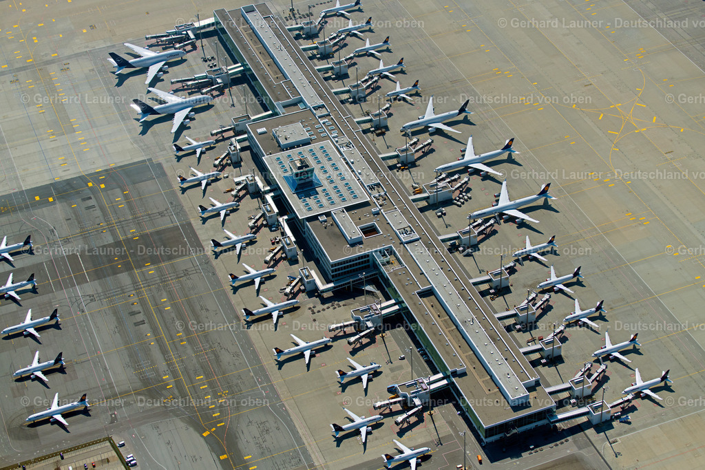 4021115 | Terminal 2 Satellit, MüNCHEN-FLUGHAFEN 08.04.2020 Passagierflugzeuge krisenbedingt stillgelegt auf der Parkpositionen und Abstellfläche auf dem Flughafen in München im Bundesland Bayern, Deutschland. // Passenger aircraft decommissioned due to the crisis on the parking positions and parking space at the airport in Munich in the state Bavaria, Germany. Foto: Gerhard Launer