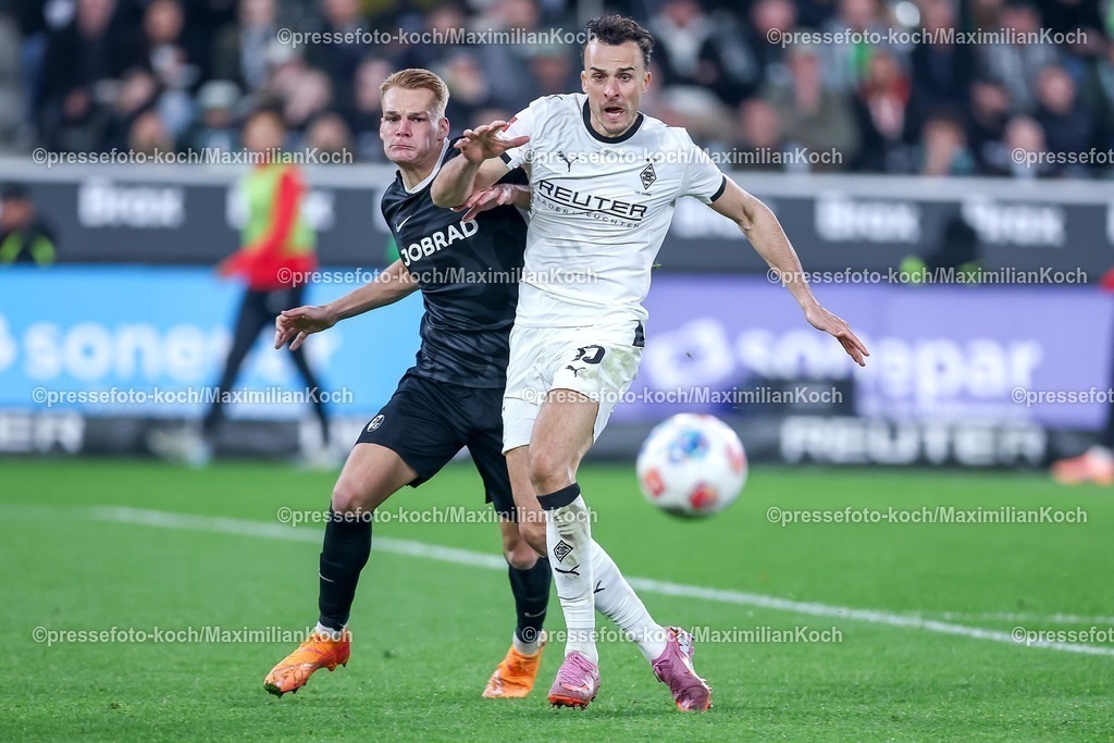 BMG05102501060 | 05.10.2025, Fußball, Borussia Mönchengladbach - SC Freiburg, 1. Fußball Bundesliga, Borussia-Park, Saison 2025 2026: Haris Tabakovic&nbsp;(Borussia Mönchengladbach #15) im Zweikampf gegen  Philipp Lienhart&nbsp;(SC Freiburg #03) DFB regulations prohibit any use of photographs as image sequences and or quasi-video.