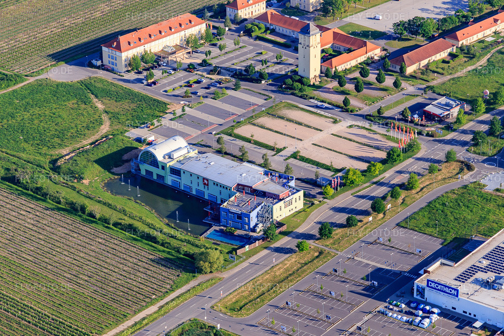 Luftbild: Le Quartier Hornbach mit Fitnessstudio Pfitzenmeier Premium Resort Neustadt in Neustadt an der Weinstraße im Bundesland Rheinland-Pfalz in Deutschland. Foto: IMG_114177.jpg vom 26.05.2019 durch Werner Riehm/FLY-FOTO.deNeustadt | Pfitzenmeier