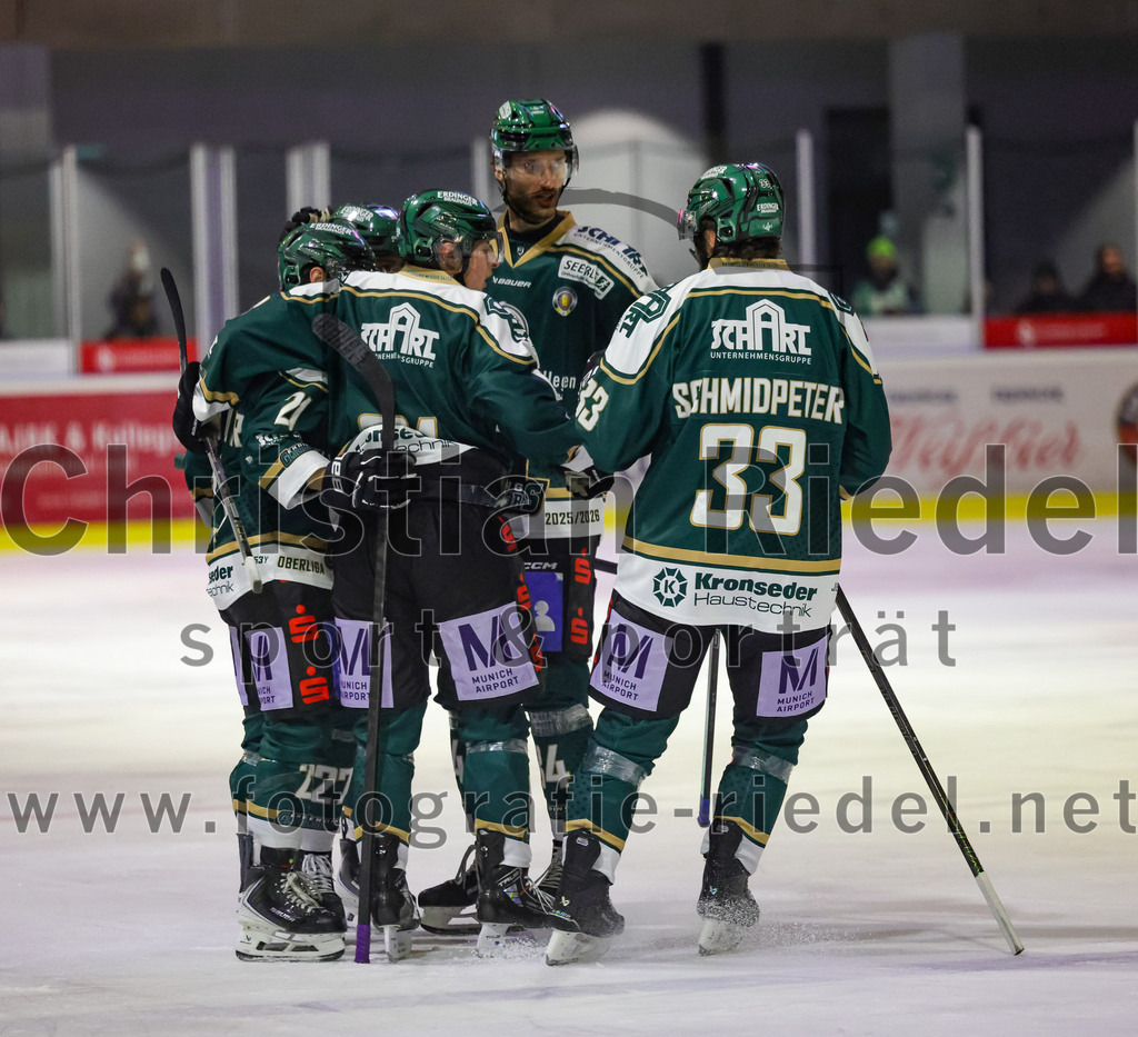 2025-12-28_096_TSV_Erding_gegen_onesto_Tigers_Bayreuth | Erding, Deutschland, 28.12.2025:Eishockey, Oberliga Süd 2025 / 2026, 31. Spieltag, TSV Erding gegen onesto Tigers Bayreuth, Endergebnis: 6:5 n.V.Bastian Cramer (Erding Gladiators, #34), Marc Schmidpeter (Erding Gladiators, #33)Foto: Christian Riedel / fotografie-riedel.net