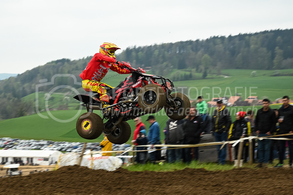 Motocross Schlatt bei Winterthur - 30. April 2023 | #1 Ferraz Joao aus Regensdorf (CH) auf Suzuki J Francing in der Kategorie Quad am Motocross Schlatt bei Winterthur, 30. April 2023. 
Instagram: @mx_schlatt | @mc_wila | @sam_schweiz
Bild: Sportfotografie Markus Aeschimann | www.markus-aeschimann.ch - Realisiert mit Pictrs.com