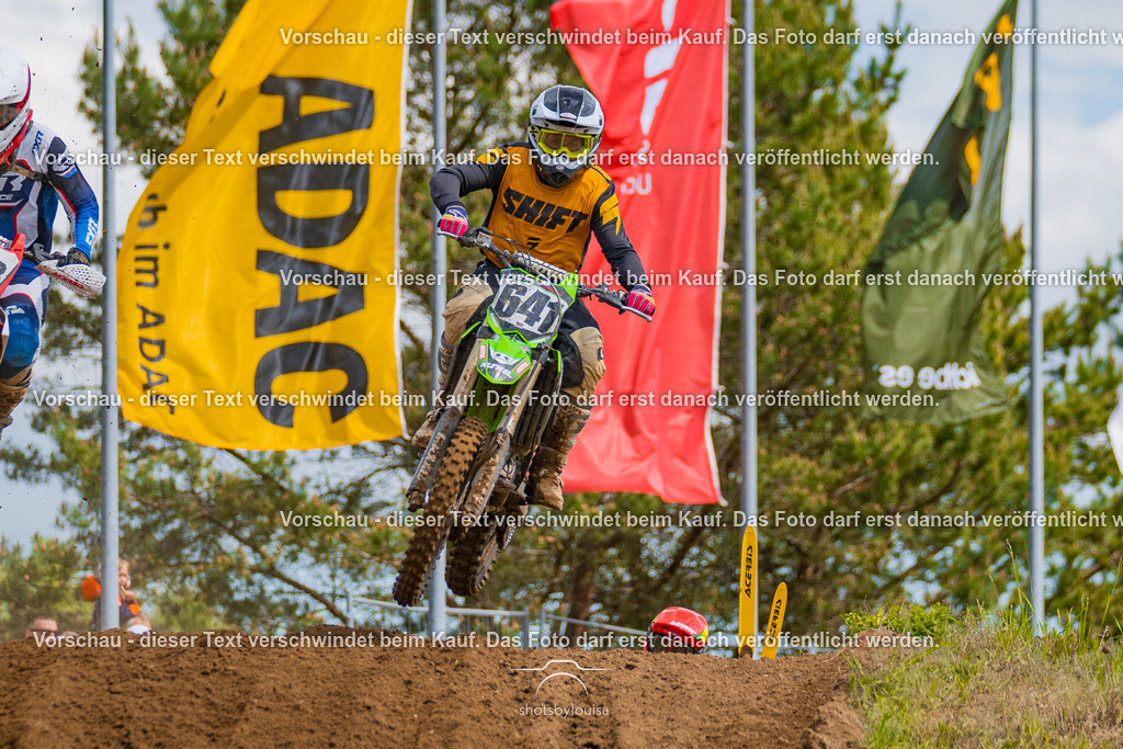 20260517_Templin-6582 | Sportfotografin aus Berlin-Brandenburg mit Fokus auf Motocross. Ich halte deine sportliche Leistung und echte Emotionen auf und neben der Strecke professionell fest. Entdecke die Fotos von deinem Rennen und bestelle sie direkt hier im Shop.