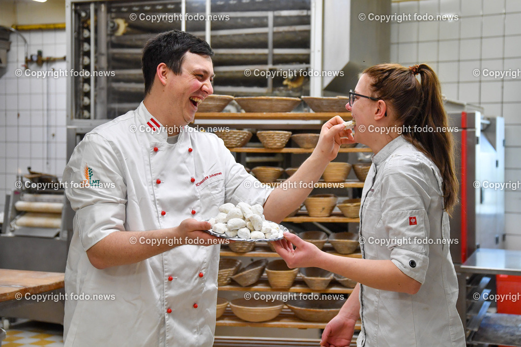 Baeckerei St. Valentin_ Love Keks_ 09.02.2023-7 | 09.02.2023, St. Valentin, AUT, Baeckerei Schneller, Love Keks im Bild Johannes Schneller und Martina Kaufmann mit den Love Keks