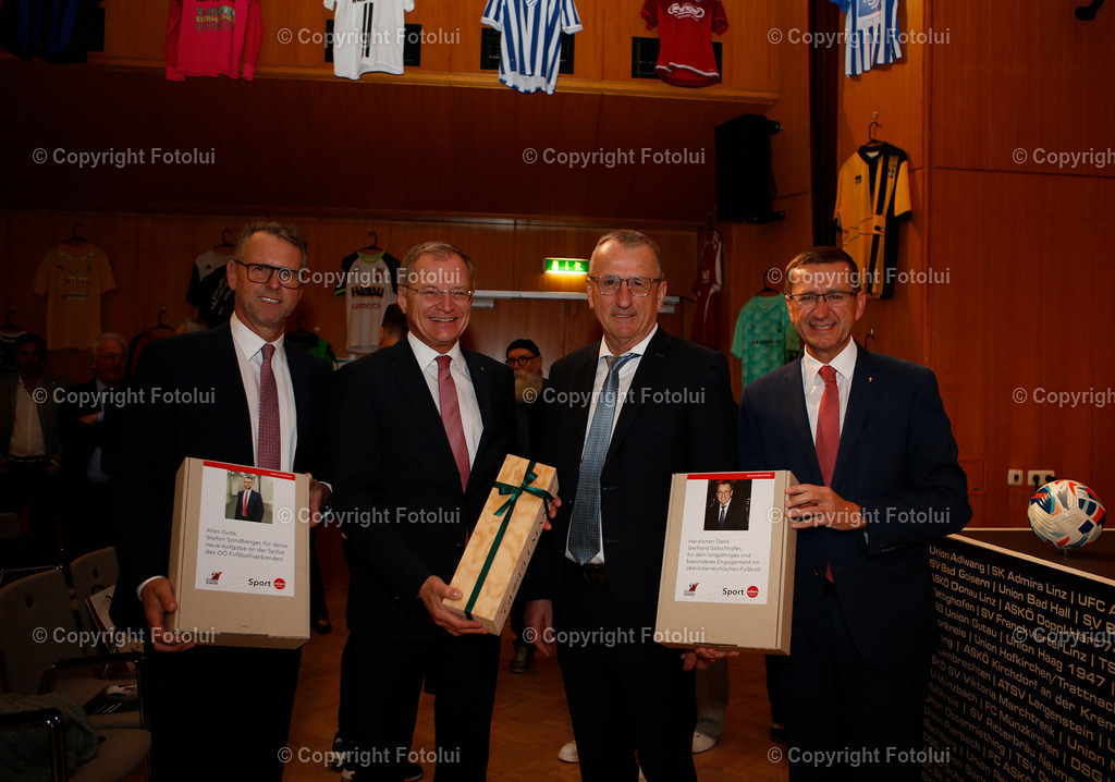A_LUI_270925_02 | SPORT,FUSSBALL,OOEFV JAHRESHAUPTVERSAMLUNG 2025 WELS 27.09.2025 IM BILD :V.L.STEFAN SANDBERGER,LH STELZER DER EHEMALIGE PRÄSIDENT GOETSCHHOFER UND LANDESRAT ACHLEITITNER FOTO.FOTLUI/OOEFV