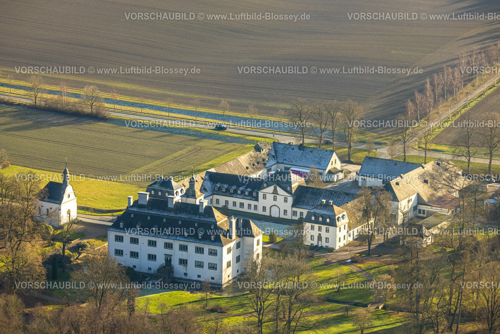 Meschede260104213 | Luftbild, Schloss Laer, Wasserschloss und historische Sehenswürdigkeit, Berghausen, Meschede, Sauerland, Nordrhein-Westfalen, Deutschland