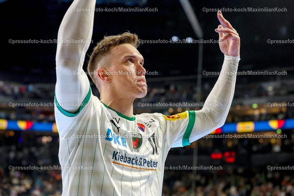 xSSCx19042602016 | 19.04.2026, xsscx, Handball, DHB-Pokal Lidl Final4, Spiel um Platz 3, TBV Lemgo-Lippe - SC Magdeburg, Saison 2025 / 2026 Herren, Lanxess Arena, Köln: Lasse Andersson (Füchse Berlin #11) feuert die Fans an Photo: xSandraxScherningxPressefotoKochx