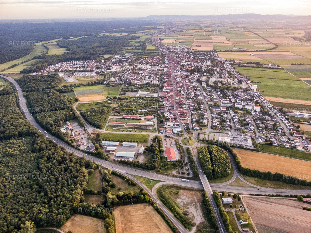 Luftbild: Stadtübersicht aus Osten in Kandel im Bundesland Rheinland-Pfalz in Deutschland. Foto: P7130254.jpg vom 13.07.2017 durch Werner Riehm/FLY-FOTO.de