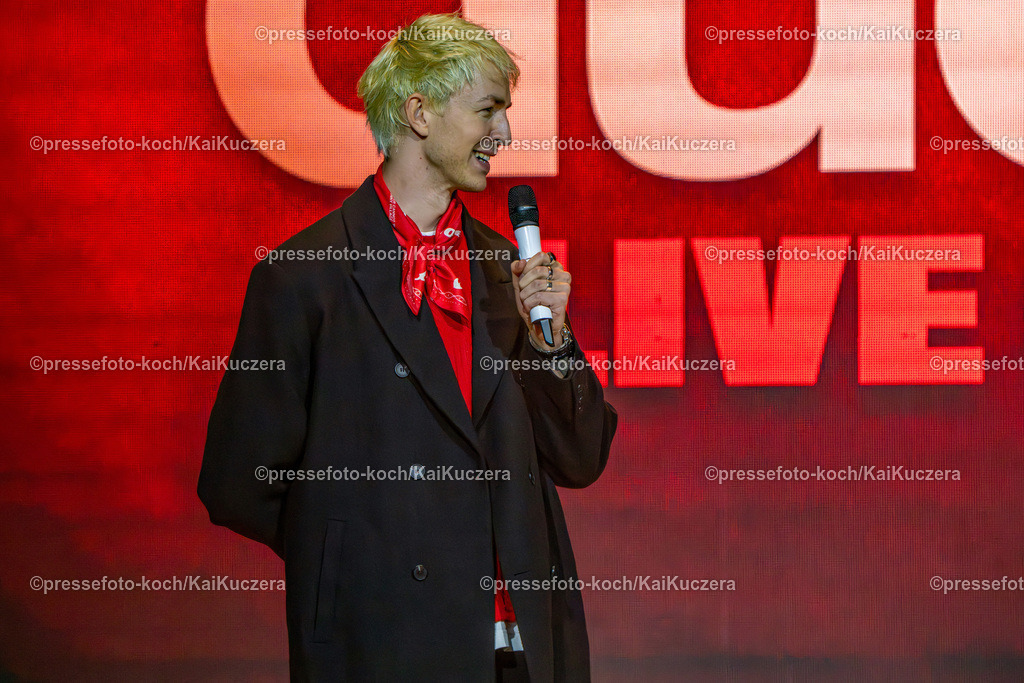 KKU16112401018 | 16.11.2024, xkkux, Düsseldorf, Mitsubishi Electric HALLE, Die Influencer Niklas van Lipzig und David Martin vom Podcast "Arm aber Sexy" performen bei ihrer Show dudes. LIVE UNCUT 2024