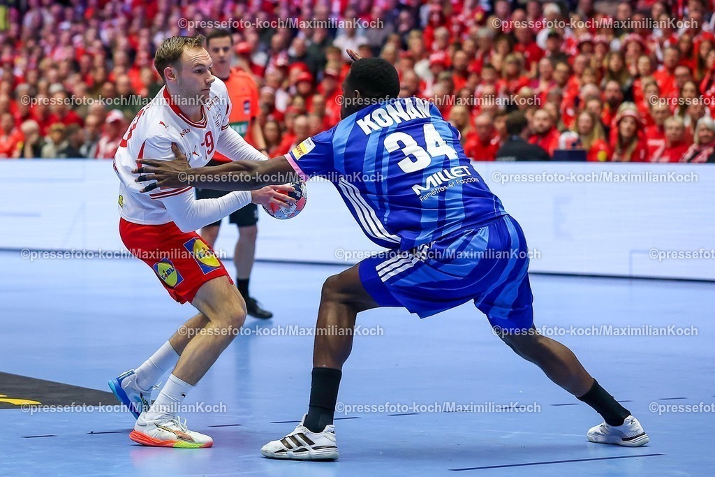 EHF22012603015 | 22.01.2026, Handball, Men's EHF EURO 2026, Frankreich - Dänemark, Jyske Bank Boxen in Herning, Dänemark, Main Round:  Mathias Gidsel (Denmark #19) im Zweikampf gegen   Karl Konan (France #34)