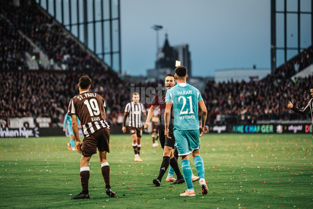 Fußball | Männer | Saison 2025/2026  | Fußball-Bundesliga | 07. Spieltag | FC St. Pauli vs. TSG Hoffenheim | 19.10.2025 | Albian Hajdari (#21, TSG Hoffenheim) sieht von Schiedsrichter Sven Jablonski die Gelbe Karte