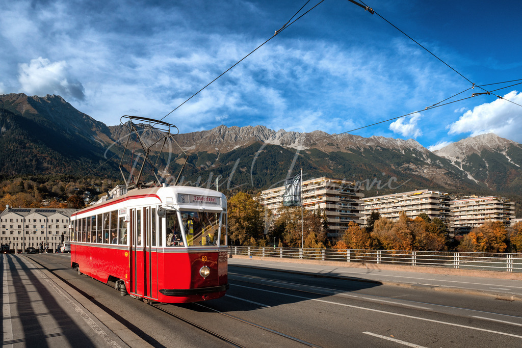 Mailänder | Der Mailänder Triebwagen auf der Universitätsbrücke mit der herbstlichen Nordkette
