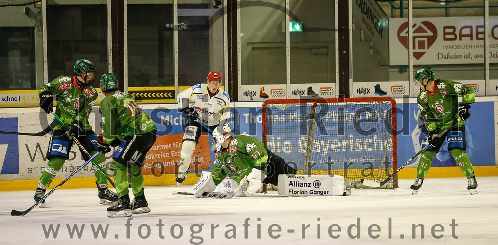 2023-12-26_104_TSV_Erding_gegen_ERV_Schweinfurt | Erding, Deutschland, 26.12.2023:
Eishockey, Bayernliga Vorrunde 2023 / 2024, 20. Spieltag, TSV Erding gegen ERV Schweinfurt, Endergebnis: 9:3

Torwart Matthias Kipfelsberger (Erding Gladiators, #30), Mark Waldhausen (Erding Gladiators, #27)

Foto: Christian Riedel / fotografie-riedel.net