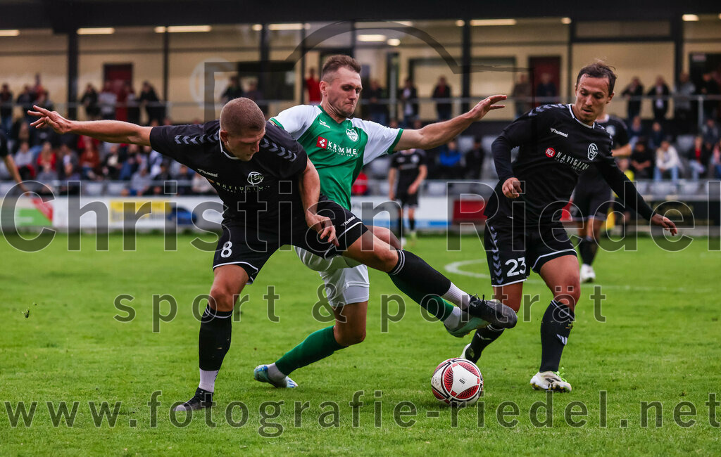 2023-08-09_076_FC_Schwaig_gegen_TuS_Geretsried | Deutschland, 09.08.2023:
Fußball, Landesliga Südost 2023 / 2024, 5. Spieltag, FC Schwaig gegen TuS Geretsried, Endergebnis: 4:1

Nils Wölken (FC Schwaig, #8), Kenan Numanovic (TuS Geretsried, #3), Maximilian Hellinger (FC Schwaig, #23)

Foto: Christian Riedel / fotografie-riedel.net