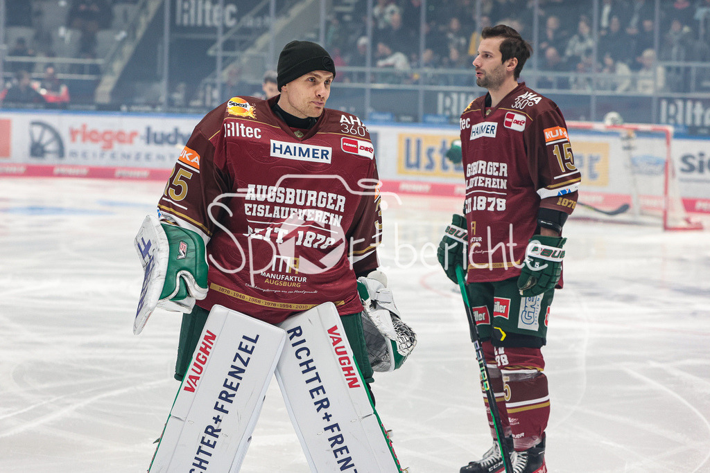 Augsburger Panther - EHC Red Bull München | Markus KELLER (AEV #35) vor der Partie im Traditionstrikot der Panther