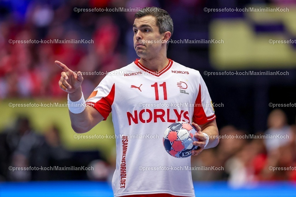 EHF22012603152 | 22.01.2026, Handball, Men's EHF EURO 2026, Frankreich - Dänemark, Jyske Bank Boxen in Herning, Dänemark, Main Round:  Rasmus Lauge Schmidt (Denmark #11) gestikulierend auf dem Spielfeld  