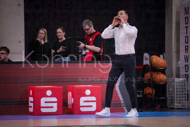 Barmer 2. Basketball Bundesliga ProA: Rheinstars Koeln vs. BBC Bayreuth, 11.01.26 | Köln, 11.01.26 - Lukas Hofer (BBC Bayreuth, Head Coach) schreit während des Spiels der Barmer 2. Basketball Bundesliga ProA: Rheinstars Koeln vs. BBC Bayreuth in der Motor World in Köln.