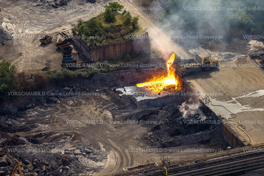 Duisburg240705525-Nord | Luftbild, Duisburg-Nord, Abschütten von glühendem Material mit einem LKW im Werk Acelor Mittal, Laar, Duisburg, Ruhrgebiet, Nordrhein-Westfalen, Deutschland