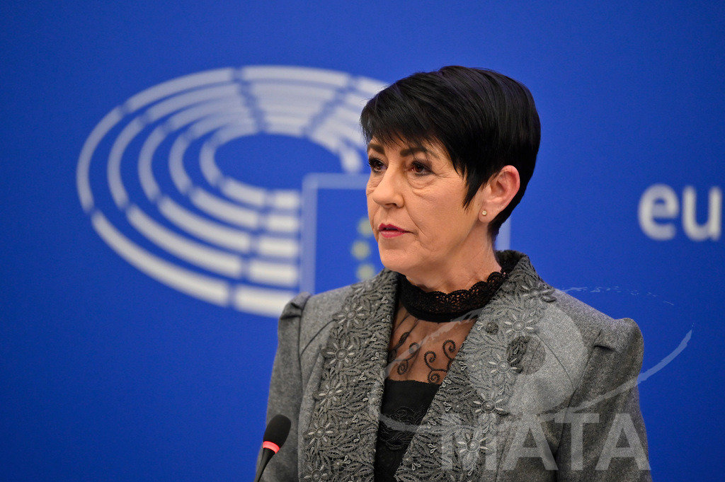 _DWI0149 | Politikerin Christine Anderson bei einer Pressekonferenz zum Thema ' Alarmierende Statistiken zu den Folgen des COVID-Lockdowns' im Europäischen Parlament. Straßburg, 18.01.2023 - Realisiert mit Pictrs.com