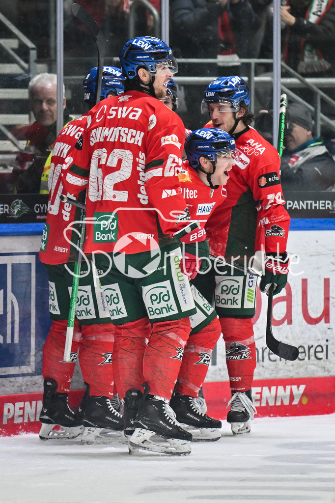 Augsburger Panther - Eisbären Berlin | AUGSBURG, GERMANY - 27. JANUARY: Jubel der Hausherren nach dem Treffer zum 2-1 durch Kyle MAYHEW (Augsburger Panther 27) / Tor / Torschuetze / Freude / Happy während dem Match zwischen den Augsburger Panthern und den Fischtown Pinguins am 43. Spieltag der Penny DEL im Curt Frenzel Stadion