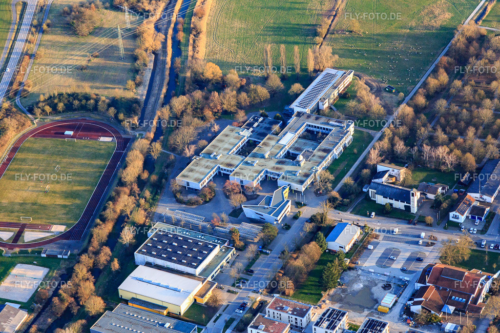 Sporthallen und Stadion des TSG Blankenloch | Turn- und Sportgemeinschaft am Schulzentrum Blankenloch, Thomas-Mann-Gymnasium Stutensee, Erich-Kästner-Realschule Stutensee http://www.tsg-blankenloch.de/ https://www.tmg-stutensee.de/ http://www.ekrs-st | Luftbild: Sporthallen und Stadion des TSG Blankenloch | Turn- und Sportgemeinschaft am Schulzentrum Blankenloch, Thomas-Mann-Gymnasium Stutensee, Erich-Kästner-Realschule Stutensee http://www.tsg-blankenloch.de/ https://www.tmg-stutensee.de/ http://www.ekrs-stutensee.de/ im Ortsteil Blankenloch in Stutensee im Bundesland Baden-Württemberg in Deutschland. Foto: IMG_145494.jpg vom 07.03.2025 durch Werner Riehm/FLY-FOTO.de - Realisiert mit Pictrs.com