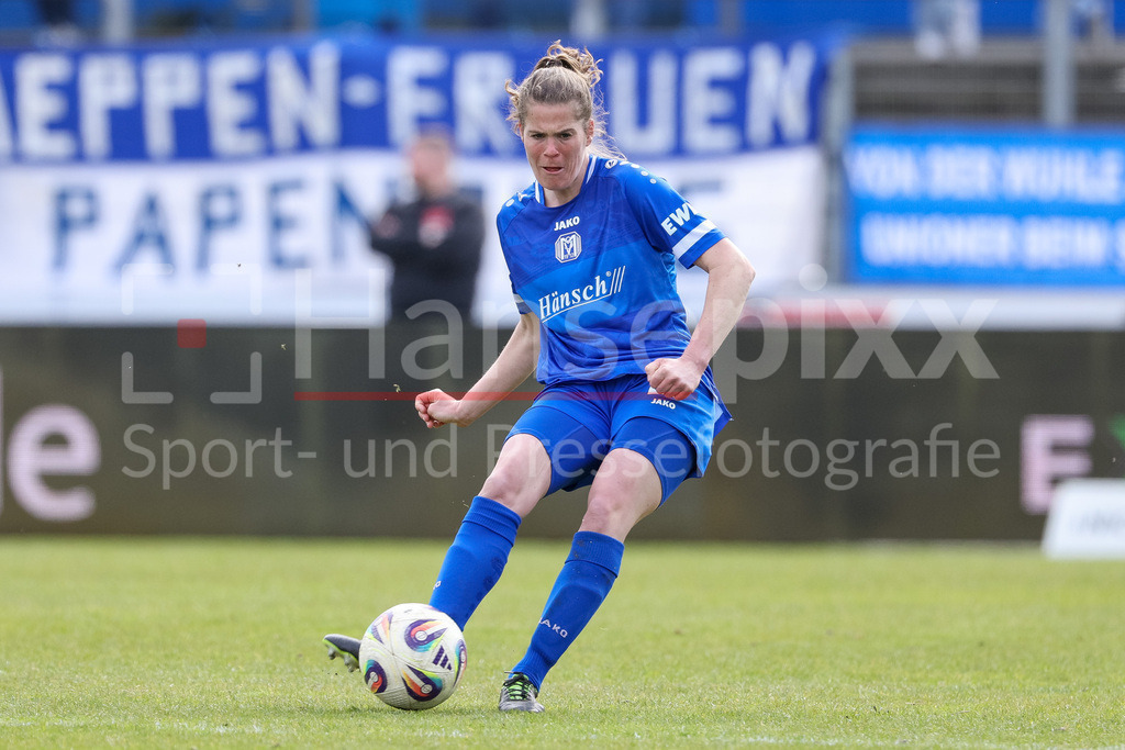 Fussball, 2. Frauen-Bundesliga, SV Meppen - SC Sand | Chantal Schouwstra (SV Meppen, 20) am Ball, Freisteller, Einzelbild, Ganzkörper, Aktion, Action, Spielszene, DIE DFB-RICHTLINIEN UNTERSAGEN JEGLICHE NUTZUNG VON FOTOS ALS SEQUENZBILDER UND/ODER VIDEOÄHNLICHE FOTOSTRECKEN. DFB REGULATIONS PROHIBIT ANY USE OF PHOTOGRAPHS AS IMAGE SEQUENCES AND/OR QUASI-VIDEO.