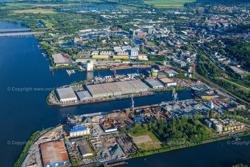 Hamburg_Harburg_Seehafen_ELS_8845040823 | HAMBURG 05.08.2023 Kaianlagen und Schiffs- Anlegestellen an den Hafenbecken von Seehafen 1 bis 4 an der Süderelbe im Ortsteil Harburg in Hamburg, Deutschland. // Quays and boat moorings at the port of the inland port Seehafen 1 to 4 on the southern Elbe in the district Harburg in Hamburg, Germany. Foto: Martin Elsen