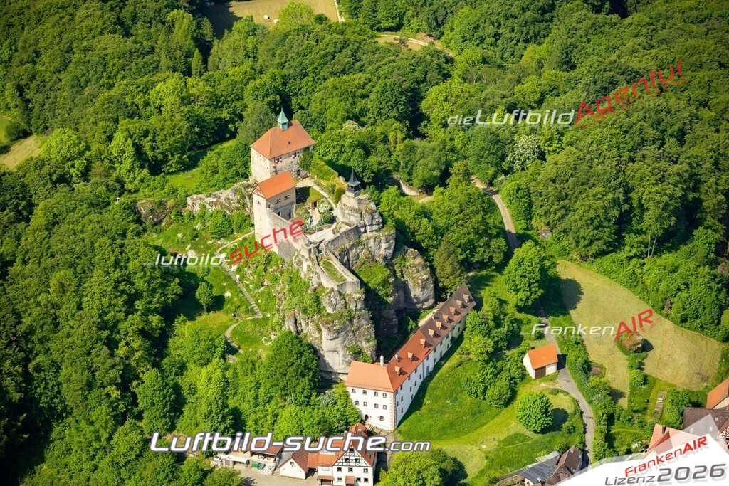 Das Luftbild zeigt Hohenstein Kirchensittenbach - Die Luftaufnahme wurde 2023 vom UL-Flugzeug aus erstellt ( keine Drohne ) - Hochauflösende Luftaufnahme - Für grossformatige Ausdrucke geeignet. Die Geschenkidee !Mit Lizenz und Bildrechte bestellbar
