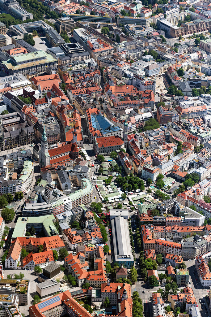 dr__0202657.jpg | MüNCHEN 29.06.2023 Altstadt- Zentrum um den Viktualienmarkt in München im Bundesland Bayern. Der Markt für Lebensmittel ist umgeben von der Schrannenhalle und den Kirchen Alter Peter und Heilig-Geist-Kirche. // Old town center around the Viktualienmarkt in Munich in the state of Bavaria. The food market is surrounded by the Schrannenhalle and the churches Alter Peter and Heilig Geist. Foto: Daniel Reiter