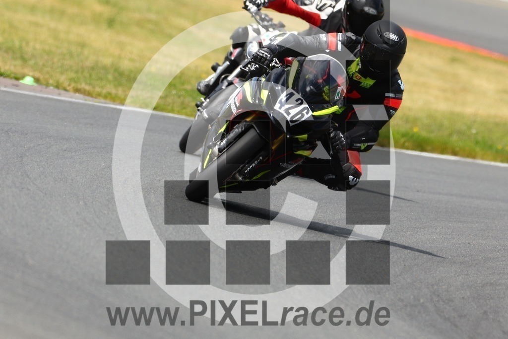 0426-PXR38897 | Schöne Erinnerungen an spannende Momente - das festzuhalten ist unser Job. PIXELrace.de ist seit 2003 auf den Rennstrecken Europas unterwegs um die Action draußen beim Fahren und die wunderbare Stimmung imm Fahrerlager für euch einzufangen.