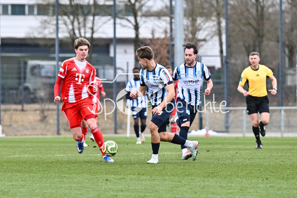 FC Bayern Amateure - Stuttgarter Kickers | MUNICH, GERMANY - 07. FEBRUARY: im Duell Guido DELLA ROVERE (FC Bayern München II 10) und Mario BORAC (Stuttgarter Kickers 36) während dem Testspiel zwischen den Amateuren des FC Bayern und den Stuttgarter Kickers am FC Bayern Campus