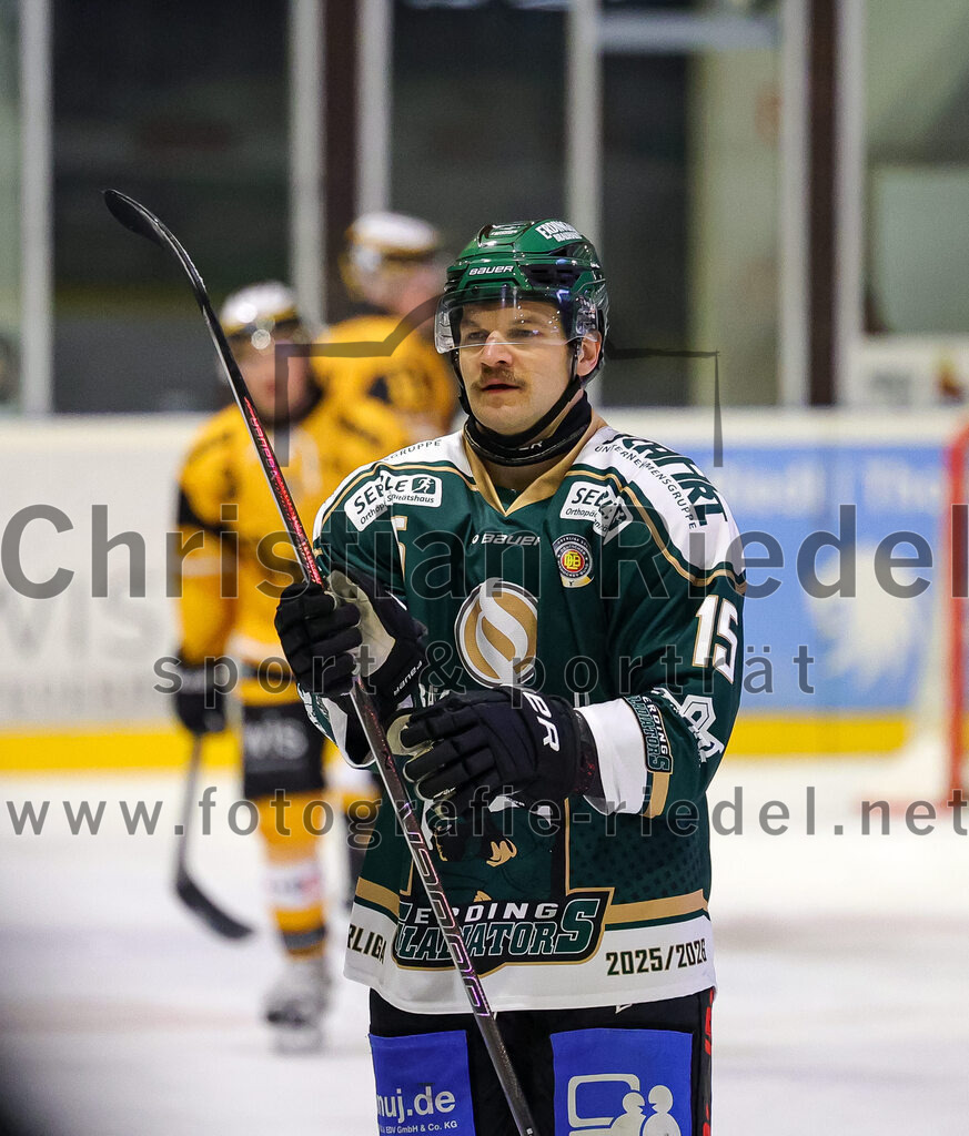 2025-11-02_051_TSV_Erding_gegen_EV_Fuessen | Erding, Deutschland, 02.11.2025:Eishockey, Oberliga Süd 2025 / 2026, 15. Spieltag, TSV Erding gegen EV Füssen, Endergebnis: 2:6Elias Maier (Erding Gladiators, #15)Foto: Christian Riedel / fotografie-riedel.net
