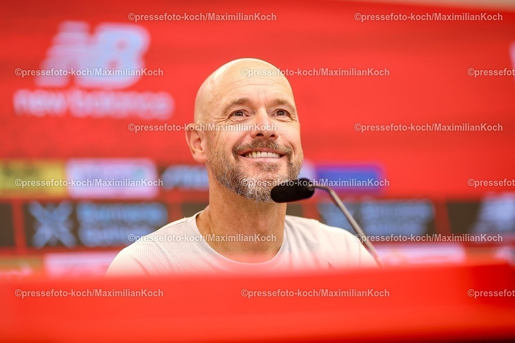 B0414082501004 | 14.08.2025, Fußball, DFB-Pokal, Pressekonferenz Bayer 04 Leverkusen in der BayArena, Saison 2025 2026: Cheftrainer Erik ten Hag lachend zuversichtlich vor dem Auswärtsspiel bei der SG Sonnenhof Großaspach. DFB regulations prohibit any use of photographs as image sequences and or quasi-video.