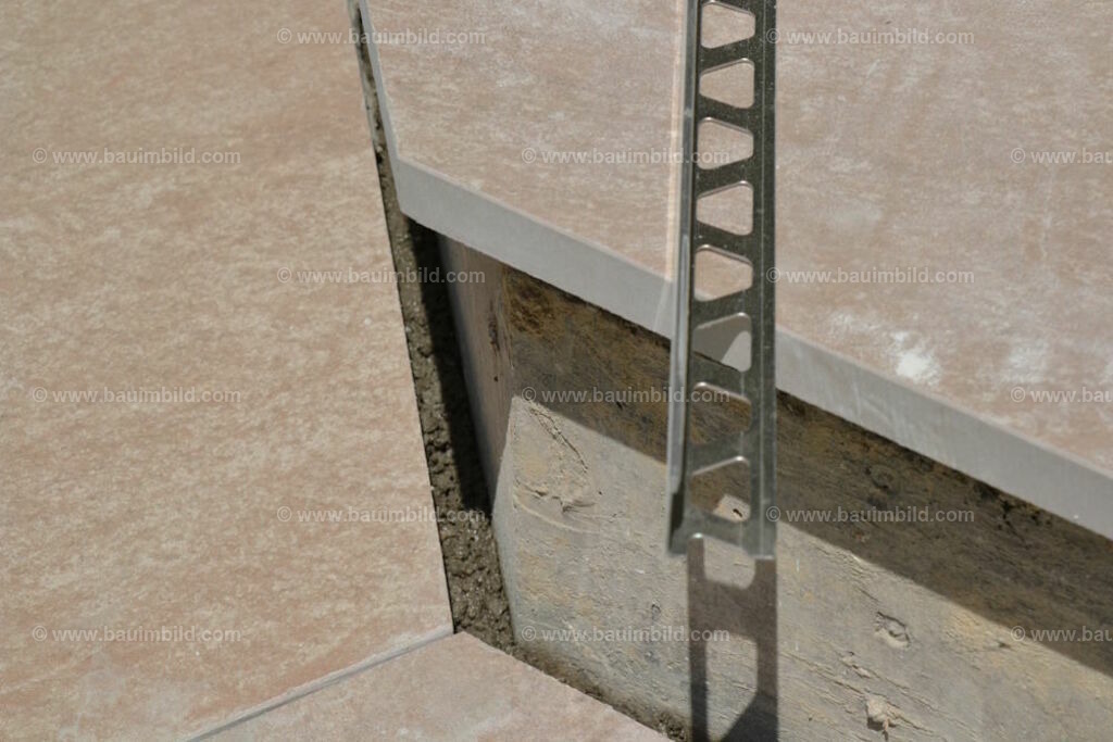 bib-lg21-fliesenlegerarbeiten-0116 | Nach LV-Leistungsgruppen sortierte Detailfotos über den Bau eines Hauses. Alle Hausbau-Bilder direkt vom Urheber und Autor der Website Haus-Selber-Bauen.com