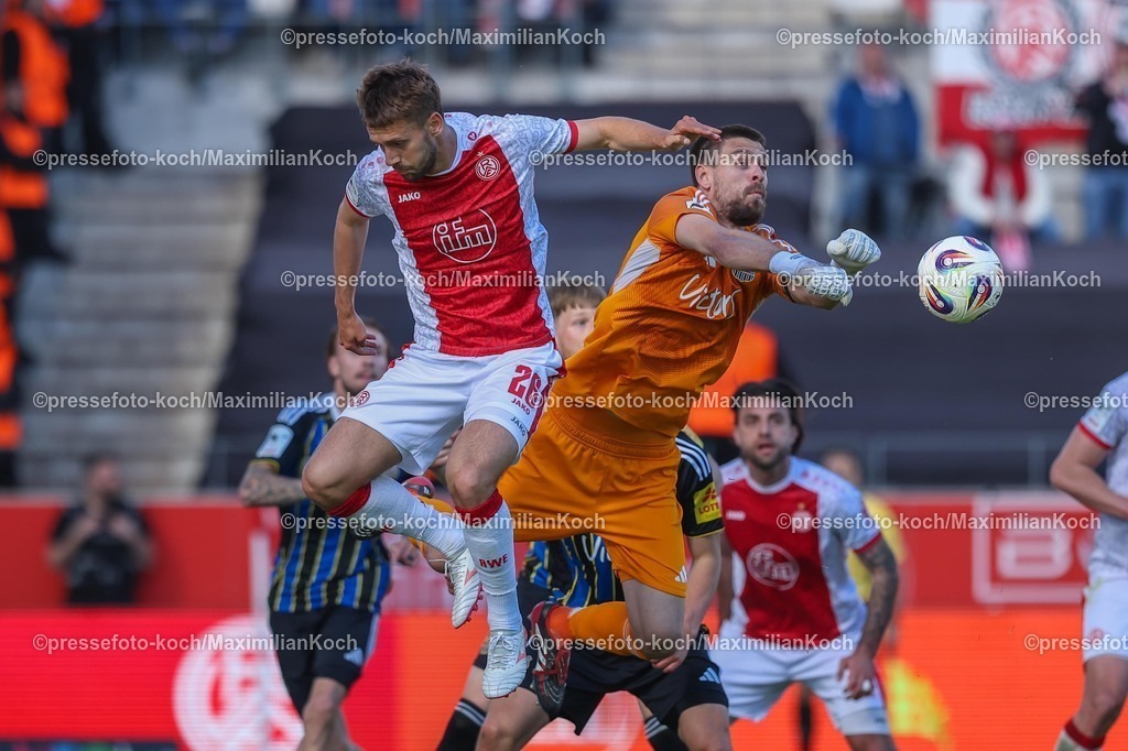 xKWIx26042601026 | 2026.04.26, xkwix, Fußball, 3.Liga, Rot-Weiss Essen - 1. FC Saarbrücken, Stadion an der Hafenstraße, 35.Spieltag, Saison 2025 / 2026: Torben Müsel (Rot-Weiss Essen #26) im Zweikampf gegen Phillip Menzel (1. FC Saarbrücken #13) in der Luft DFB regulations prohibit any use of photographs as image sequences and or quasi-video. Photo: xKamilxWilkowskixPressefotoKochx