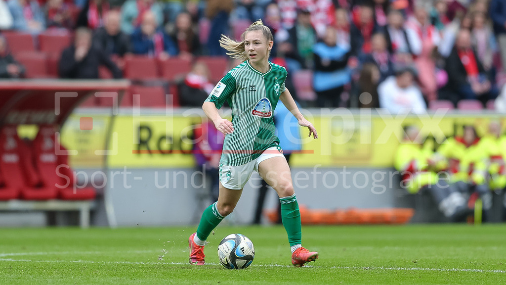 Fussball, Google Pixel Frauen-Bundesliga, 1. FC Köln - SV Werder Bremen | v.li.: Michelle Weiß (SV Werder Bremen, 8) am Ball, Freisteller, Einzelbild, Ganzkörper, Aktion, Action, Spielszene, DIE DFB-RICHTLINIEN UNTERSAGEN JEGLICHE NUTZUNG VON FOTOS ALS SEQUENZBILDER UND/ODER VIDEOÄHNLICHE FOTOSTRECKEN. DFB REGULATIONS PROHIBIT ANY USE OF PHOTOGRAPHS AS IMAGE SEQUENCES AND/OR QUASI-VIDEO.