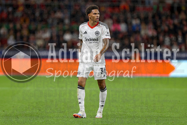 Bayer 04 Leverkusen vs Eintracht Frankfurt - Bundesliga  | Leverkusen, Deutschland, 12.09.25:   Pharrell Nnamdi Collins (Eintracht Frankfurt) schaut waehrend des Spiels der Bundesliga zwischen  Bayer 04 Leverkusen vs Eintracht Frankfurt in der BayArena(Foto von Brauer-Fotoagentur / Adrian Schlueter)