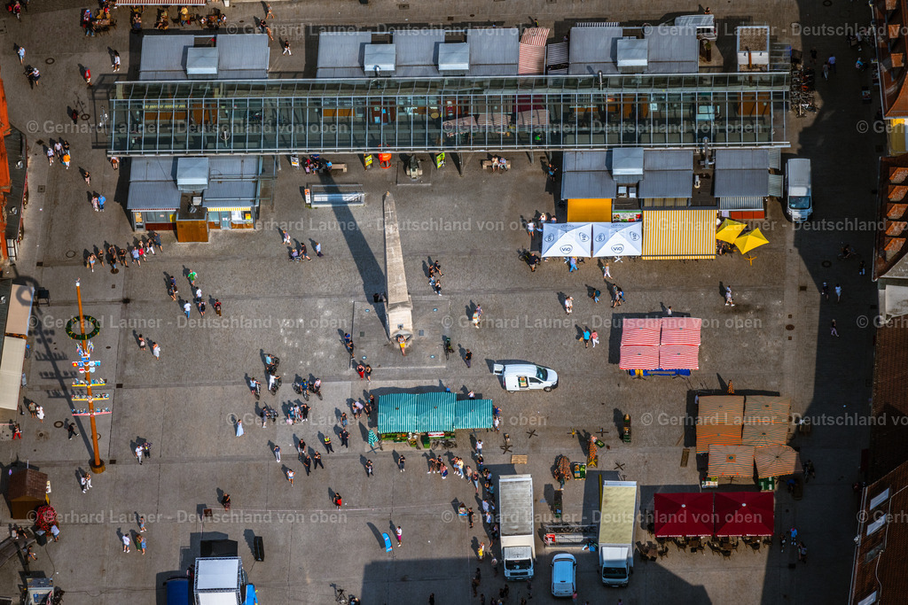 4047608 | WüRZBURG 21.08.2021 Verkaufs- und Imbißstände und Handelsbuden am Marktplatz im Ortsteil Altstadt in Würzburg im Bundesland Bayern, Deutschland. // Sale and food stands and trade stalls in the market place on Marktplatz in the district Altstadt in Wuerzburg in the state Bavaria, Germany. Foto: Gerhard Launer