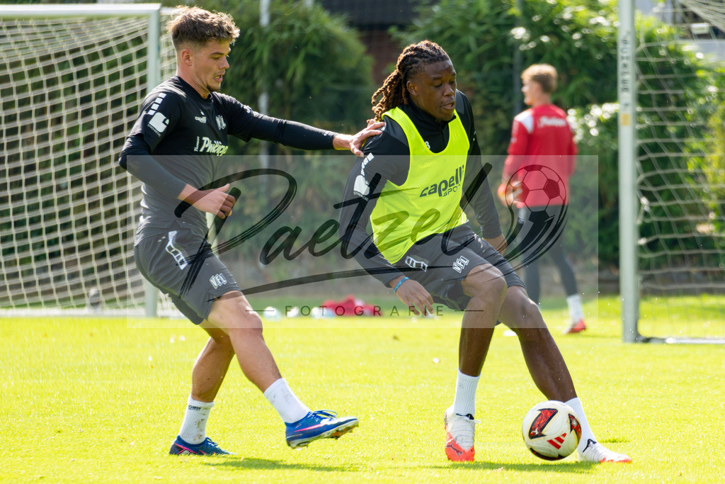 20260909_TRAOSN_0112 | Fußball, Herren: Jonathan Wensing (VfL Osnabrück) und Elias Bakatukanda (VfL Osnabrück) im Zweikampf beim Training des VfL Osnabrück am 09.09.2026 im Sportpark Illoshöhe in Osnabrück, Deutschland.(Foto von Nico Paetzel) - Realisiert mit Pictrs.com