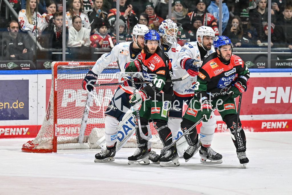 Augsburger Panther - Adler Mannheim | Die Panther um Anthony LOUIS (Augsburger Panther #18) und Nicholas BAPTISTE (Augsburger Panther 73) versuchen Arno TIEFENSEE (Adler Mannheim 30) die Sicht zu nehmen / DEL: Augsburger Panther - Adler Mannheim, Curt Frenzel Stadion am 16.02.2025