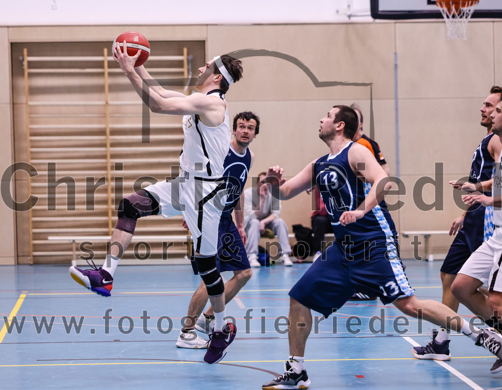 2022-04-03_059_TSV_Vaterstetten_gegen_SV_Weissblau-Allianz_Muenchen | Vaterstetten, Deutschland, 03.04.2022:
Basketball, Bezirksoberliga Herren 2021 / 2022, 14. Spieltag, TSV Vaterstetten gegen SV Weißblau-Allianz München, Endergebnis: 86:54

Bastian Heckner (TSV Vaterstetten, #7), Rico Loebel (SV Weißblau-Allianz München, #4), Peter Fabian Klemm (SV Weißblau-Allianz München, #13)

Foto: Christian Riedel / fotografie-riedel.net