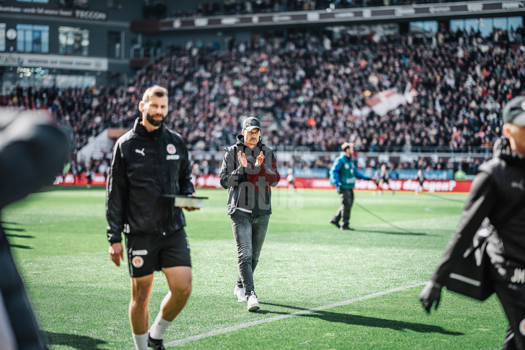 Fußball | Männer | Saison 2024/2025  | Fußball-Bundesliga | 28. Spieltag | FC St. Pauli vs. Borussia Mönchengladbach | 06.04.2025 | Trainer Alexander Blessin (FC St. Pauli) auf dem Weg zur Bank