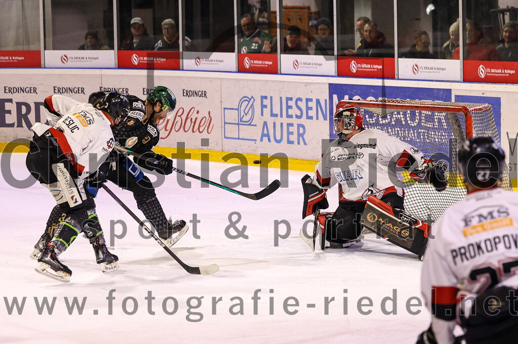 2024-03-08_141_TSV_Erding_gegen_EHC_Koenigsbrunn | Erding, Deutschland, 08.03.2024:
Eishockey, Bayernliga Playoffs 2023 / 2024, 1. Spieltag, TSV Erding gegen EHC Königsbrunn, Endergebnis: 3:0

Simon Beslic (EHC Königsbrunn, #3), Thomas Plihal (Erding Gladiators, #39), Torwart Stefan Vajs (EHC Königsbrunn, #32)

Foto: Christian Riedel / fotografie-riedel.net