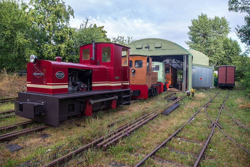 Museumsfeldbahn Lindenau | Entdecke über 20 Kategorien Leipzig-Motive: Foto-Downloads, hochwertige Poster, Leinwand- & Fine-Art-Prints. Jetzt Lieblingsfoto im Bildlexikon Leipzig Shop bestellen!