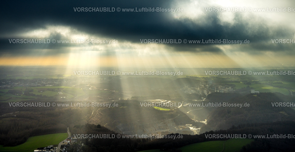 Velbert251201121 | , Luftbild, dunkle Wolken und dramatisches Wetter mit Sonnenstrahlen im Gegenlicht über der Landschaft am Kalksteinbruch Rützkausen, Halde Grube Josephine, Velbert, Bergisches Land, Nordrhein-Westfalen, Deutschland