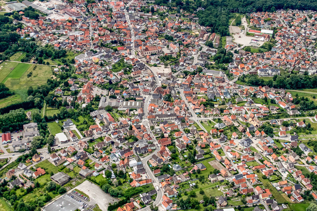 Luftbild: Ortsansicht in Soufflenheim im Bundesland Bas-Rhin in Frankreich. – Foto: IMG_19099.jpg vom 20.06.2009 durch Werner Riehm/FLY-FOTO.de – Auflösung des Originals: 4074 x 2716 px