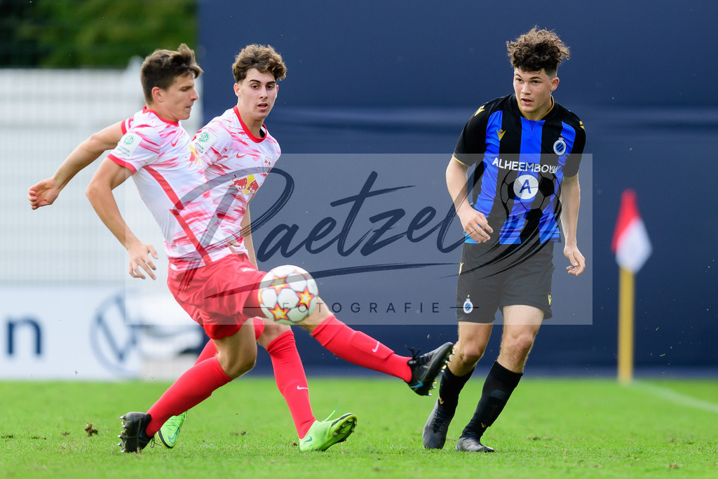 YLLEBR20210928_097 | Fussball, A-Junioren: Michael Kostka (RB Leipzig), Jorden Winter (RB Leipzig) und Kyriani Sabbe (Club Brugge KV) im Zweikampf beim Spiel der UEFA Youth League zwischen RB Leipzig und FC Bruegge im Stadion am Cottaweg am 28.09.2021 in Leipzig, Deutschland. - Realisiert mit Pictrs.com