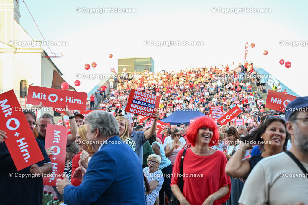 SPOe-Wahlkampfauftakt zur Nationalratswahl 2024_ 29.08.2024-74 | 29.08.2024, Linz, AUT, SPOE Wahlkampfauftakt zur Nationalratswahl 2024 in Linz im Bild Besucher, Transparente