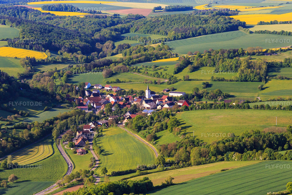 Luftbild: Dorfansicht aus Norden am Morgen im Ortsteil Niederrimbach in Creglingen im Bundesland Baden-Württemberg in Deutschland. Foto: IMG_146459.jpg vom 10.05.2025 durch Werner Riehm/FLY-FOTO.de