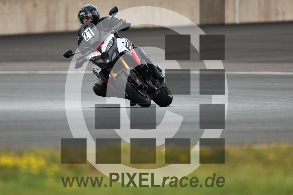 0021-20250916_02781 | Schöne Erinnerungen an spannende Momente - das festzuhalten ist unser Job. PIXELrace.de ist seit 2003 auf den Rennstrecken Europas unterwegs um die Action draußen beim Fahren und die wunderbare Stimmung imm Fahrerlager für euch einzufangen.